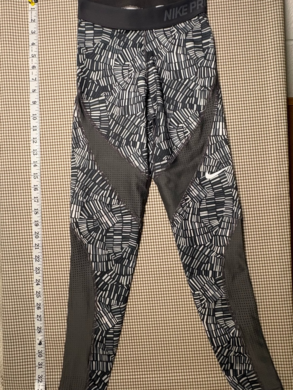 Nike Pro Women’s Size XS Black Patterned Compression Pants
